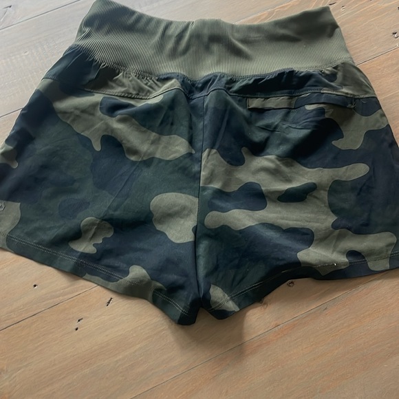 Women’s running camo shorts. Never worn - Picture 7 of 9